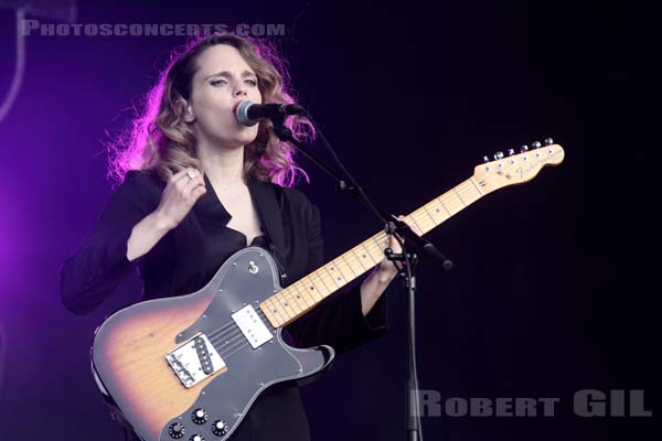 ANNA CALVI - 2014-08-15 - SAINT MALO - Fort de St Pere - 